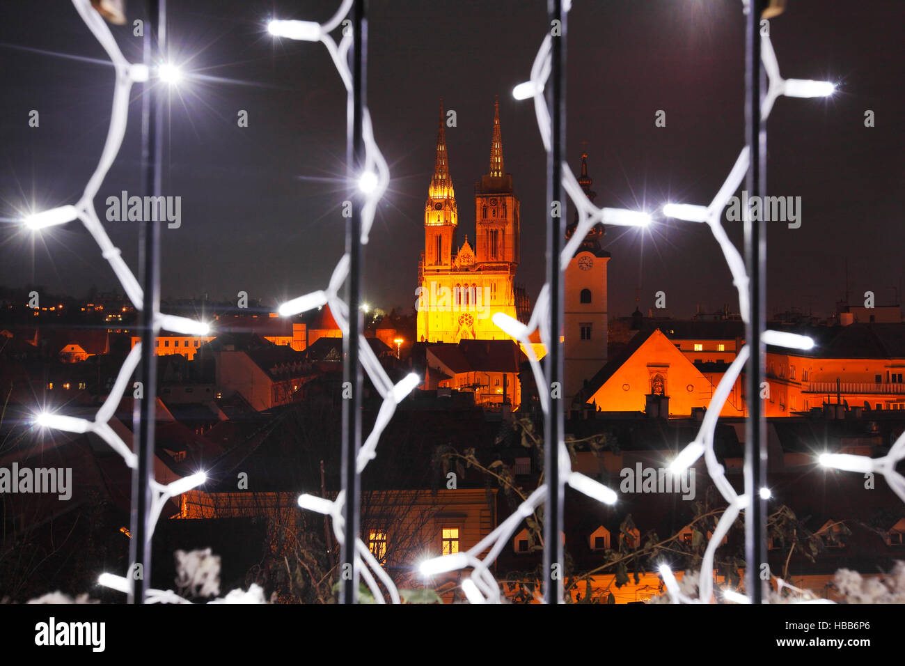 La cattedrale di Zagabria visto attraverso una recinzione illuminato in tempo di Natale Foto Stock