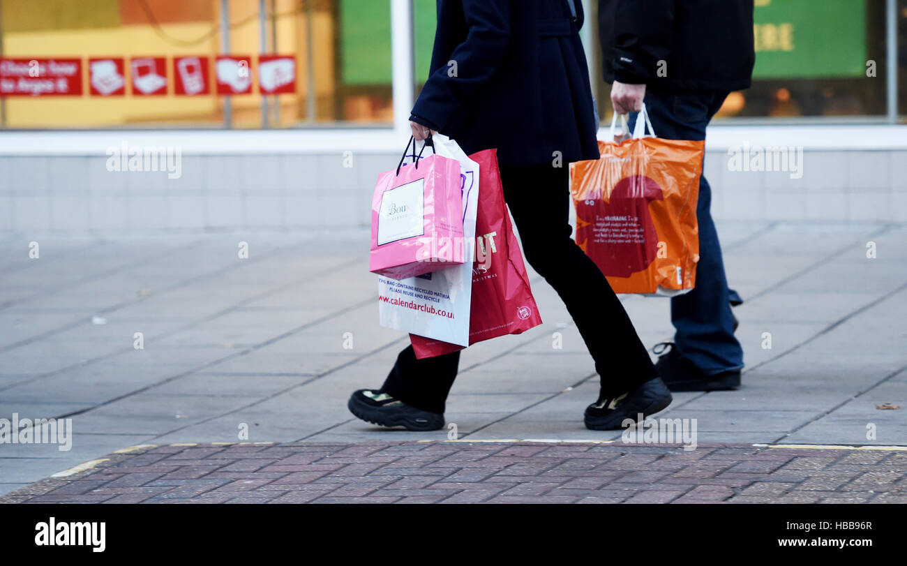 Venerdì nero e lo shopping di Natale a Brighton Regno Unito con gli acquirenti che trasportano in plastica e sacchi di carta Foto Stock