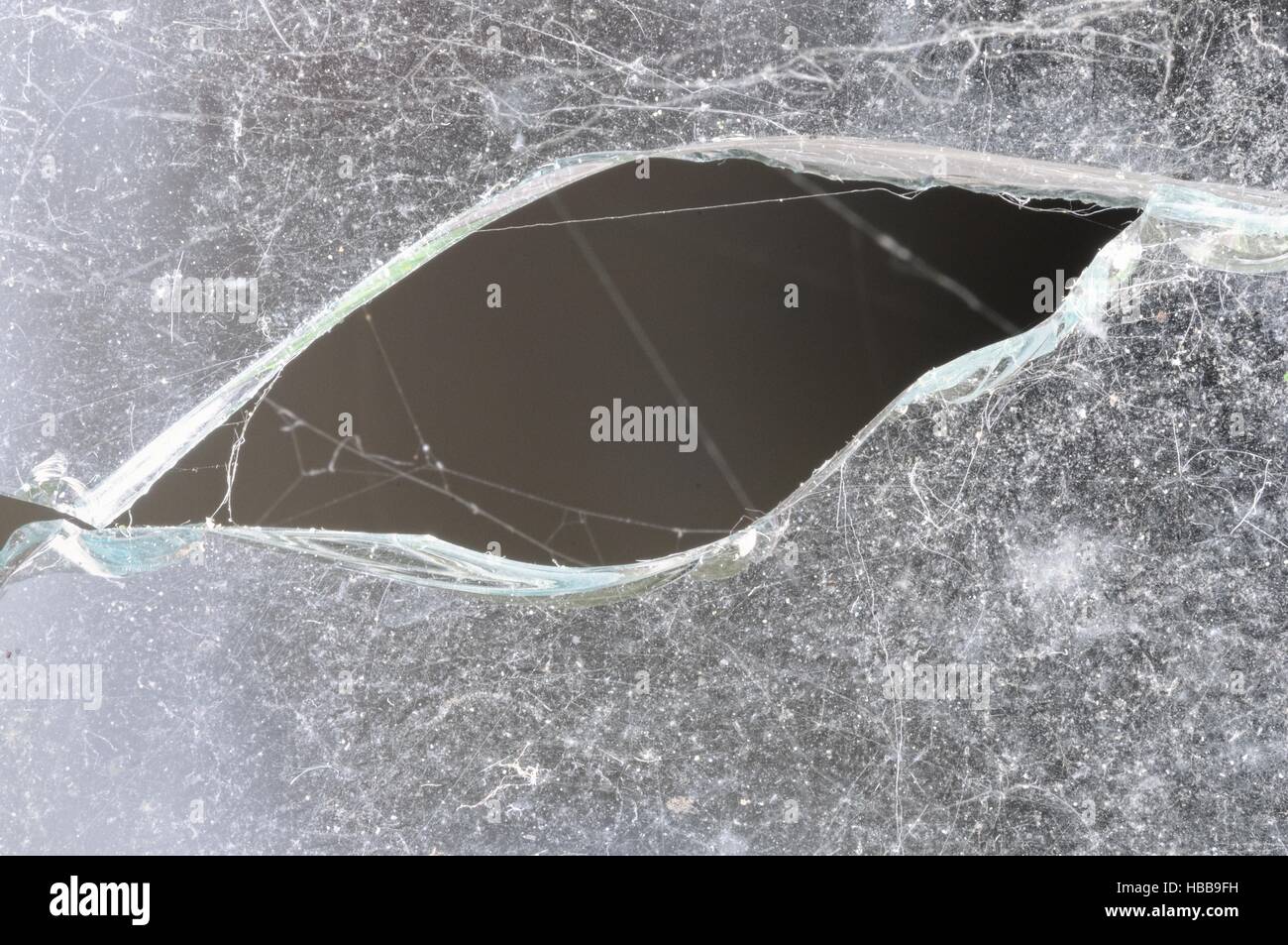 Vecchia finestra con vetro ragnatele Foto Stock