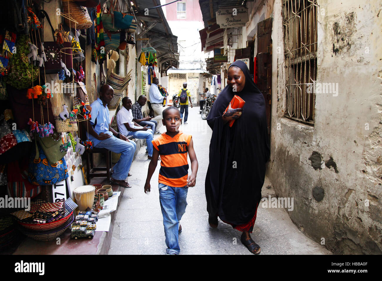 Persone in Stone Town. Zanzibar Foto Stock