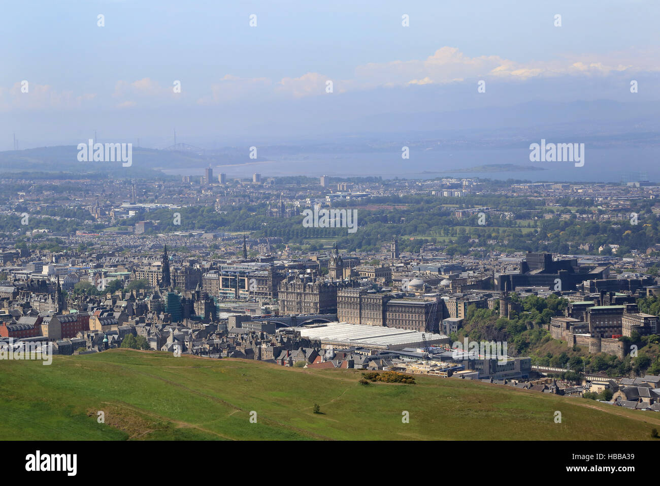 Edimburgo, dalla stazione di Waverley e la città nuova Foto Stock
