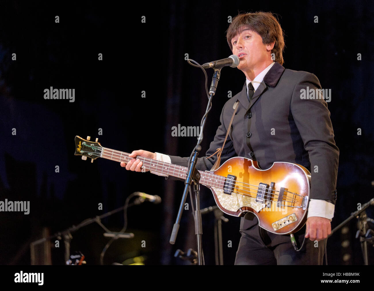 Steve White dei Bootleg Beatles effettuando in corrispondenza di Fairport Cropredy della convenzione, Banbury, Inghilterra, Regno Unito. Agosto 12, 2016 Foto Stock