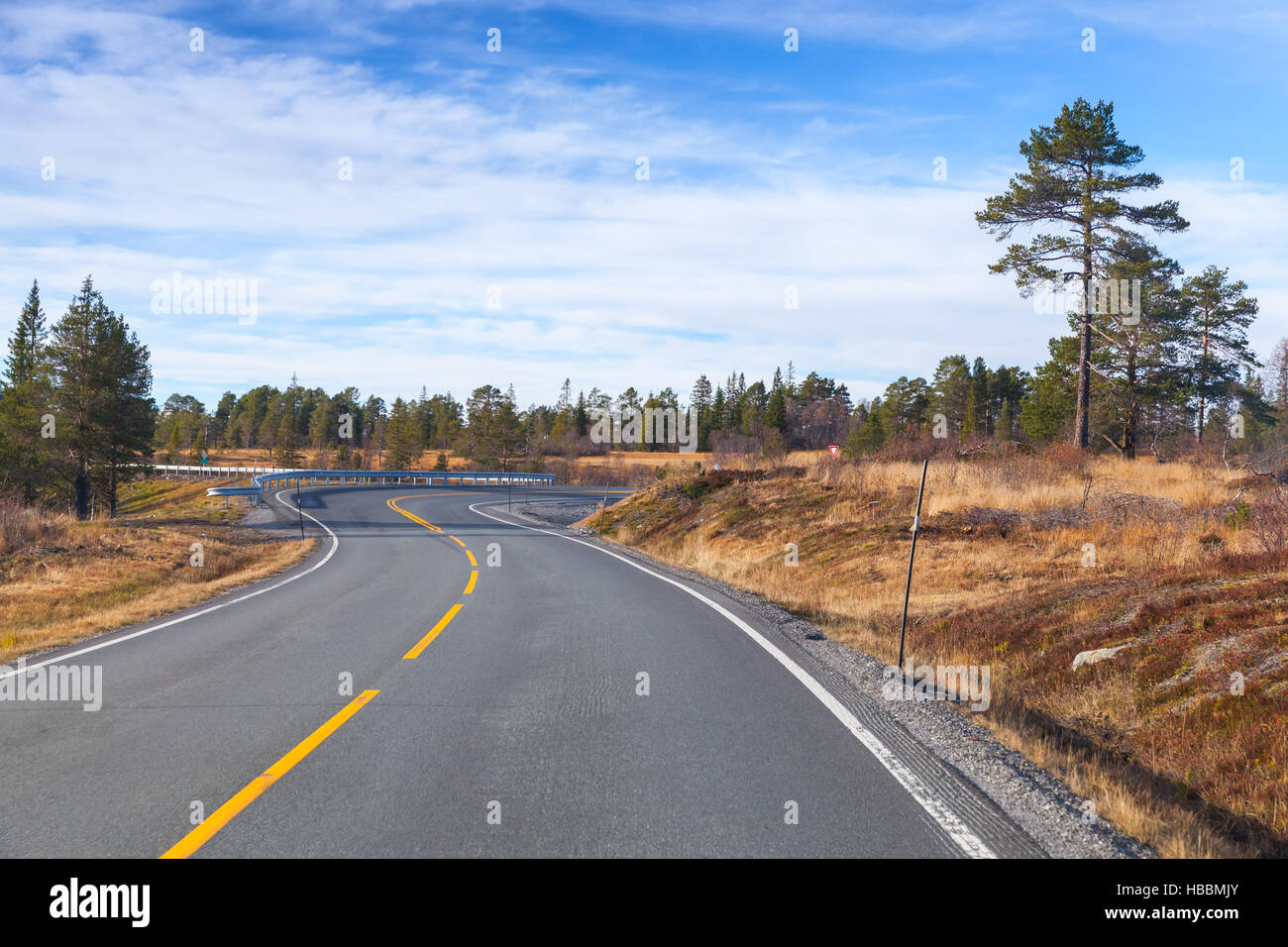 Vuoto rurale strada norvegese nella stagione autunnale Foto Stock