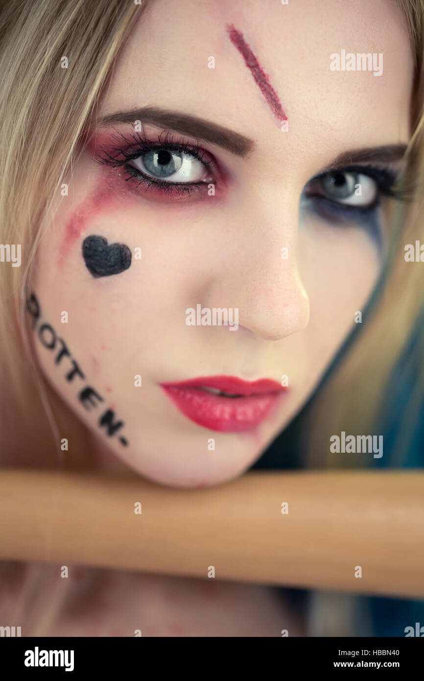 Cosplayer ragazza di Harley Quinn trucco e costume Foto stock - Alamy