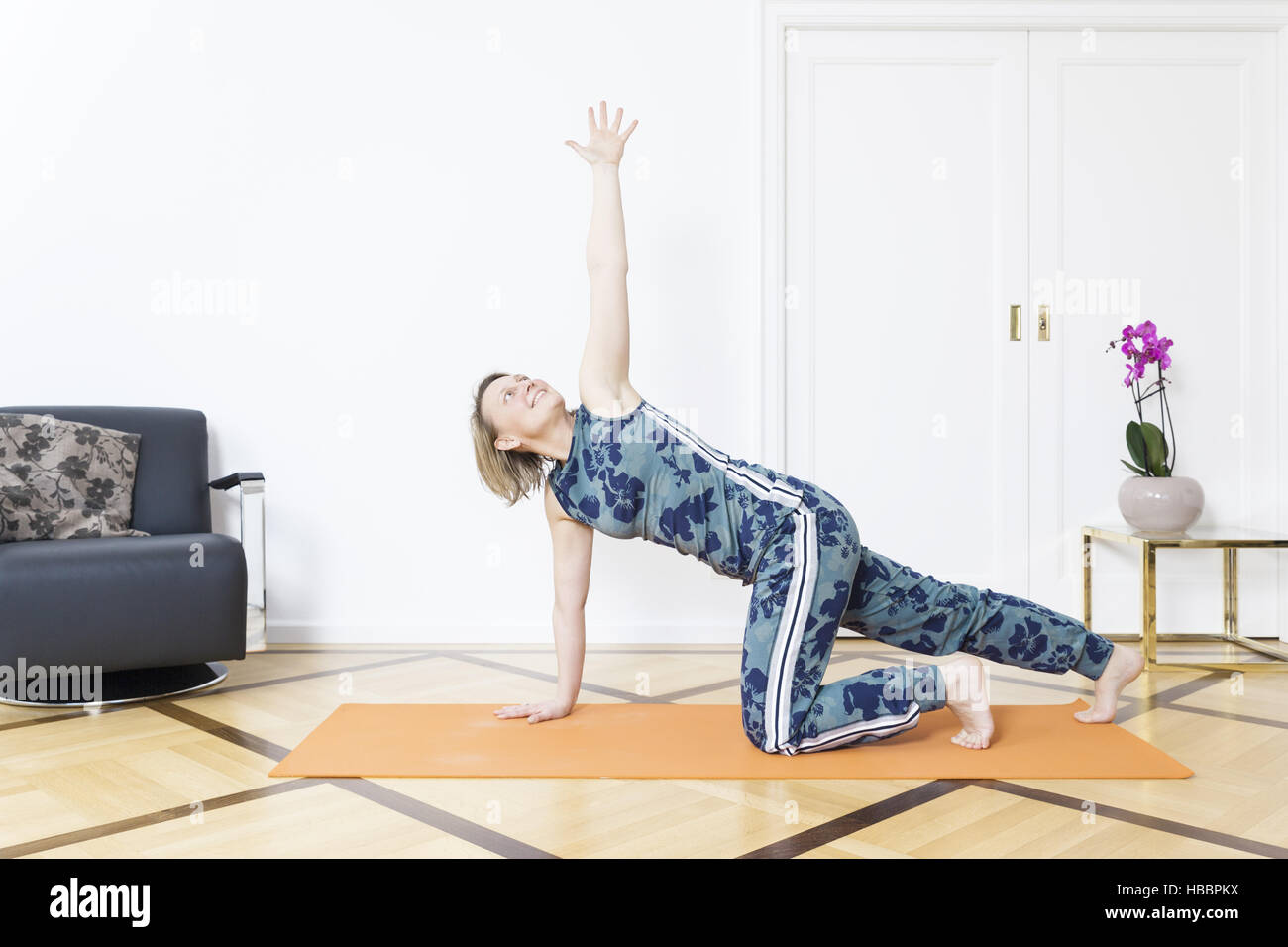 Una donna fare yoga a casa Foto Stock