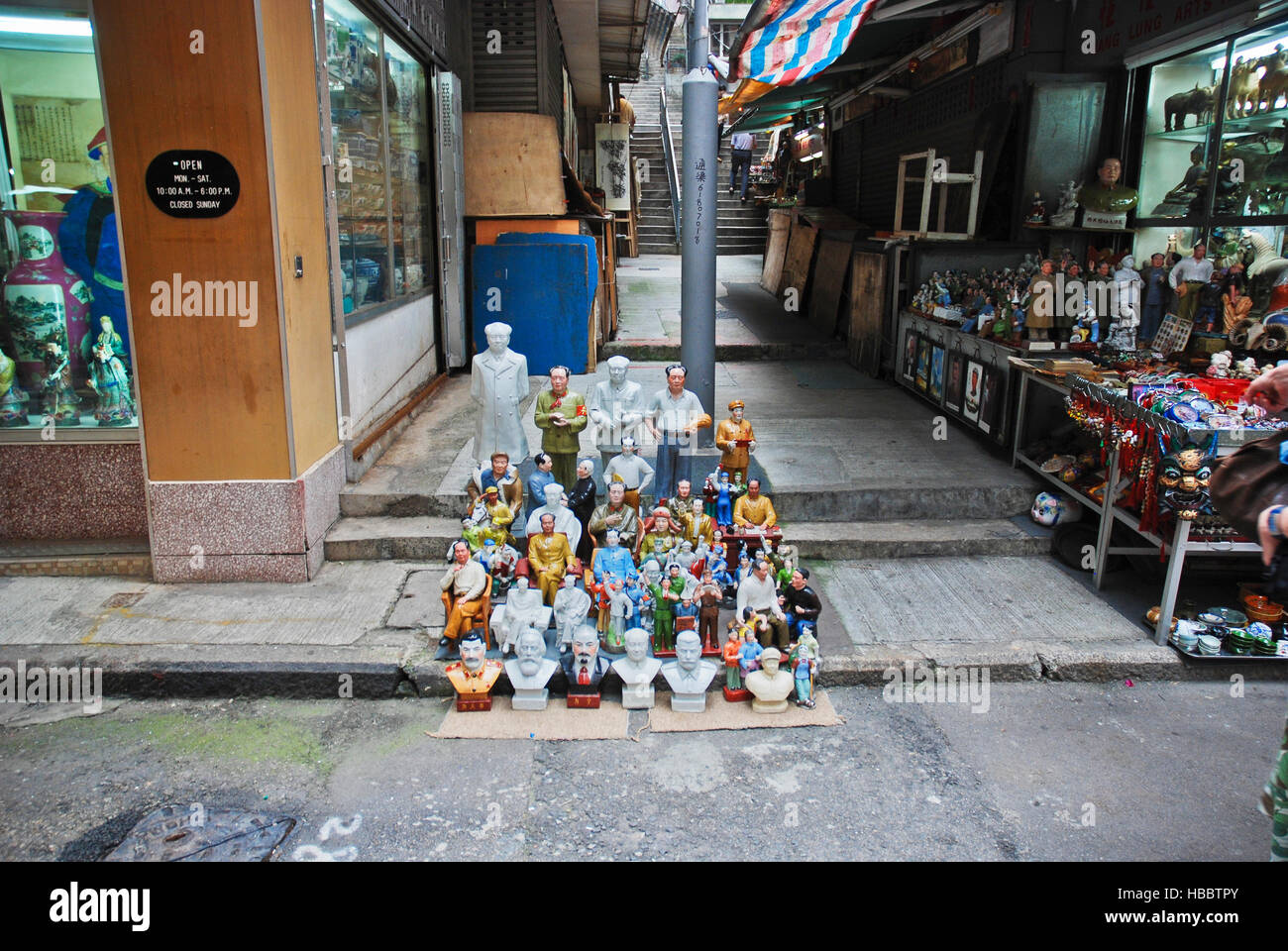 Memorabilia comunista venduto per strada a Hong Kong, Cina Foto Stock