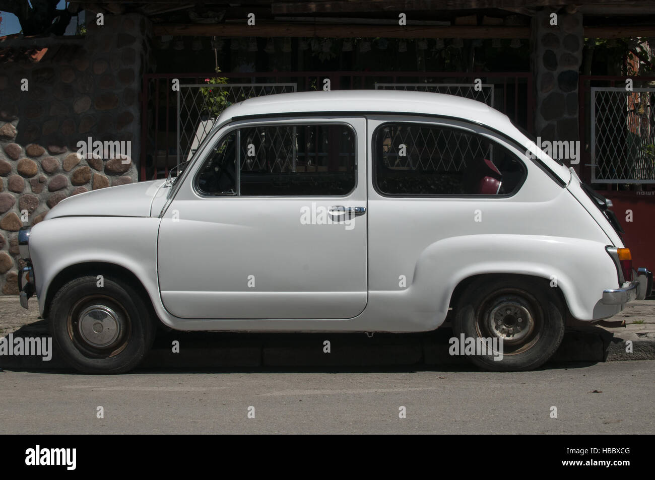 Vecchio vintage white 750 Zastava auto sulla strada Foto Stock