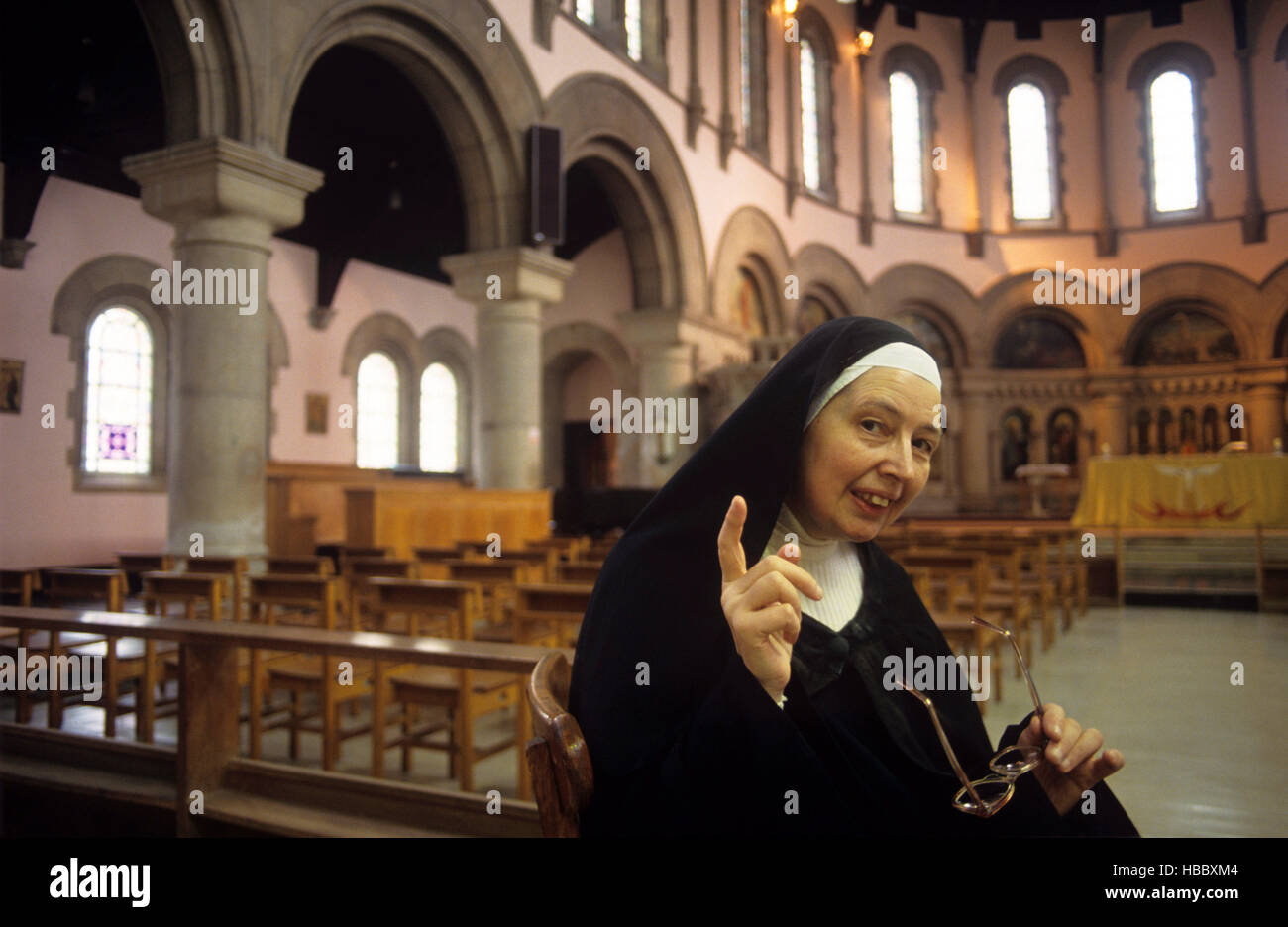 Sister Wendy Beckett all'interno della cappella anglicana a HMP Assenzio Scrubs prigione, Londra, Gran Bretagna - Ott 1994 Foto Stock