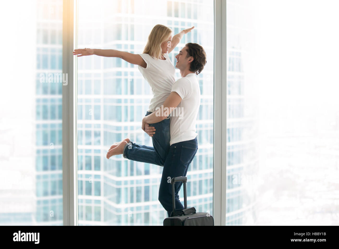 Giovane uomo felice e donna famiglia in un moderno appartamento Foto Stock