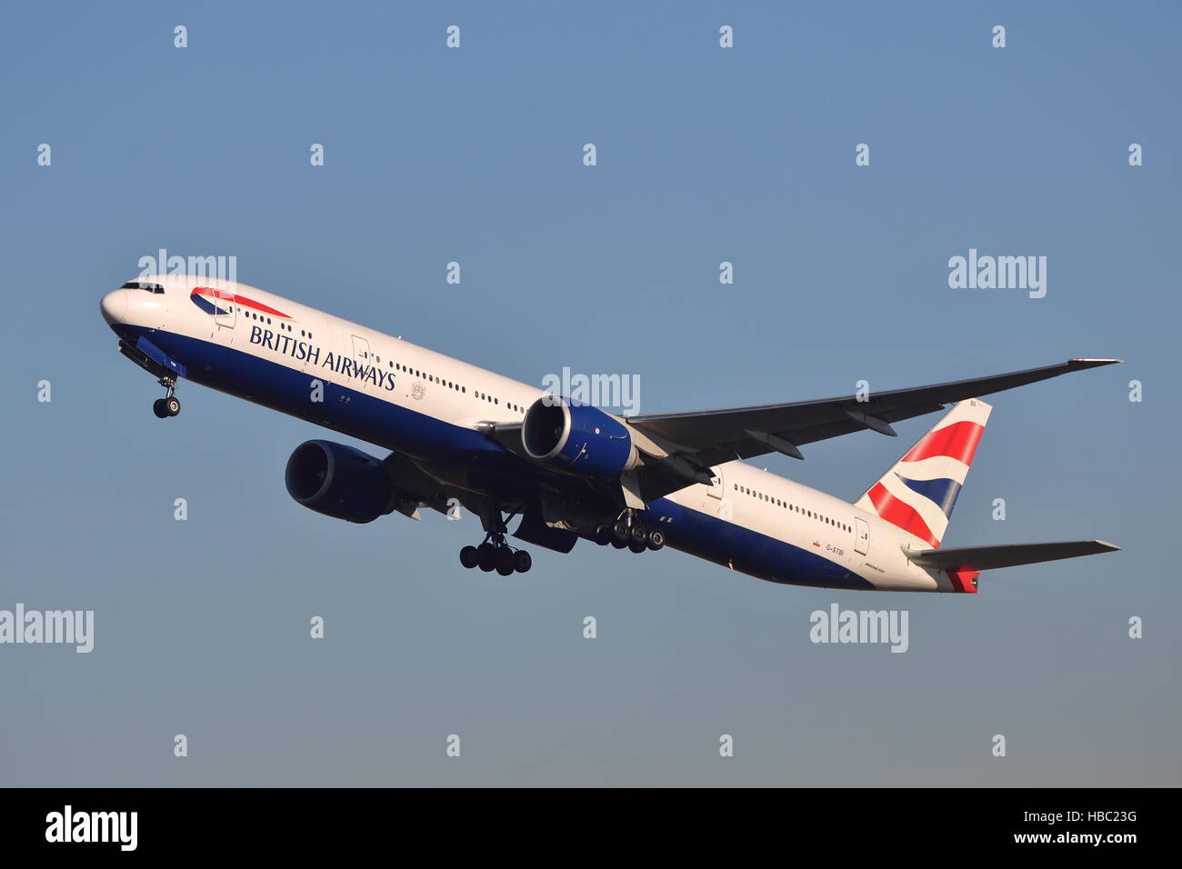 British Airways Boeing 777-336ER G-STBI uscire da all'aeroporto di Heathrow di Londra, Regno Unito Foto Stock