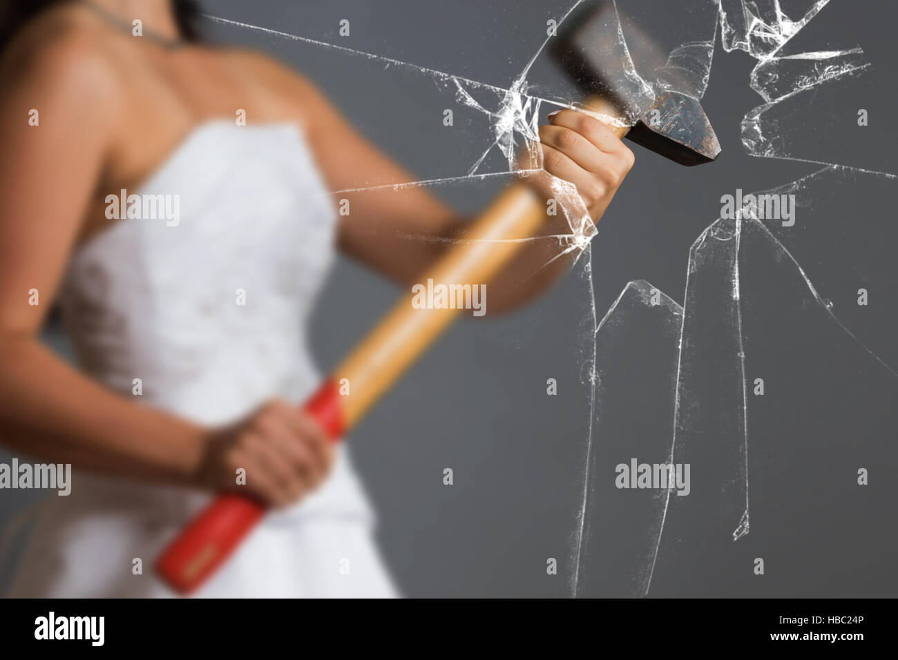 Sposa con mazza dietro un vetro Foto Stock