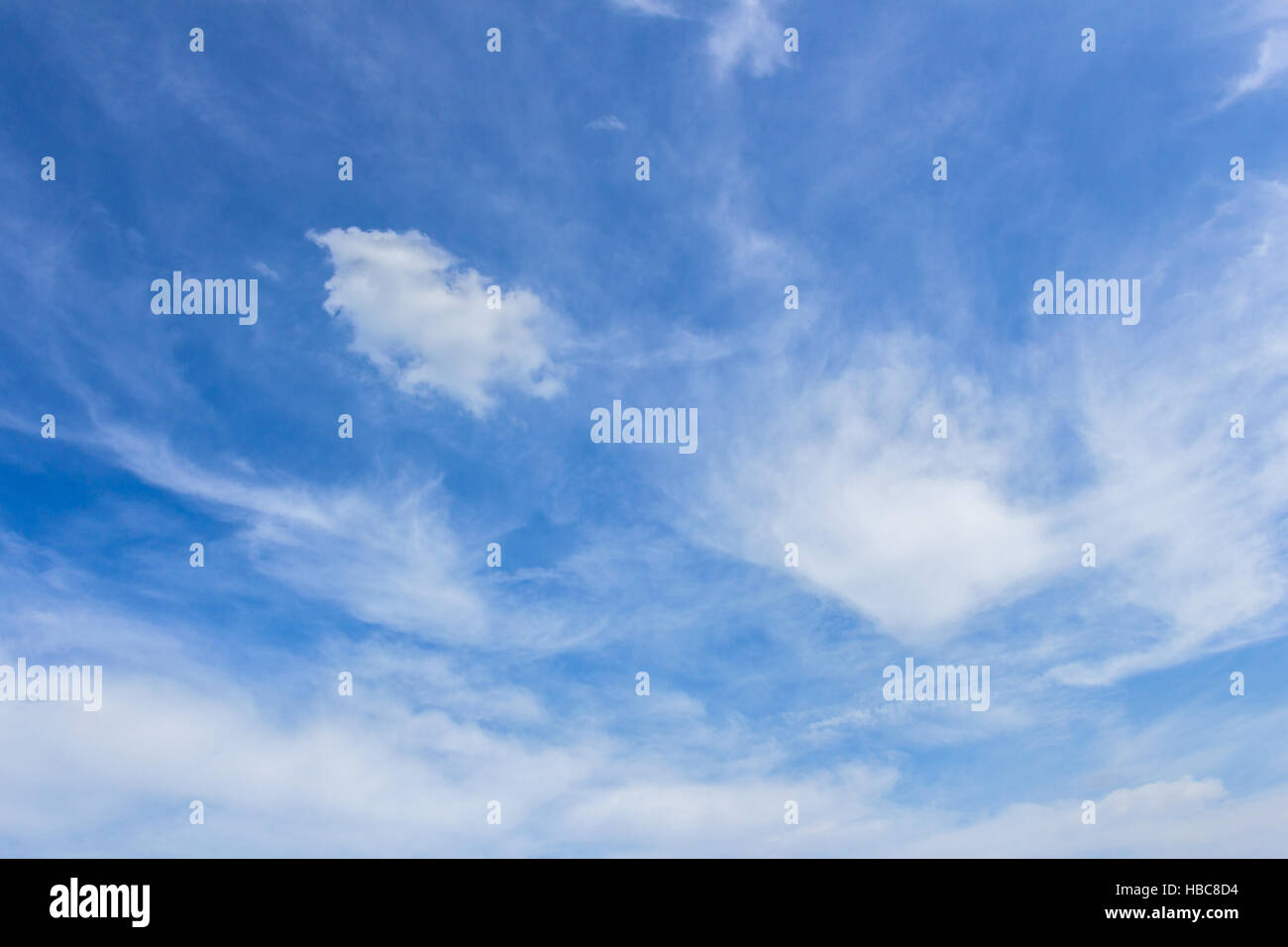 Il vasto cielo blu e nuvole sky Foto Stock