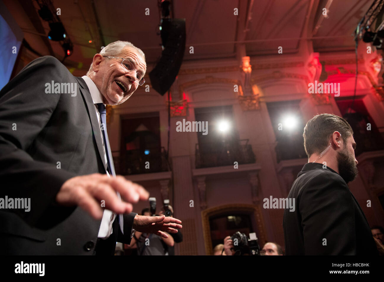 Vienna, Austria. 4° dic, 2016. Il Presidential contender Alexander Van der Bellen, politicamente vicino ai verdi, cheers davanti ai suoi tifosi durante la sua elezione party di Vienna, Austria, 4 dicembre 2016. Secondo i primi conteggi ha vinto le elezioni presidenziali in Austria. Foto: Daniel Reinhardt/dpa/Alamy Live News Foto Stock