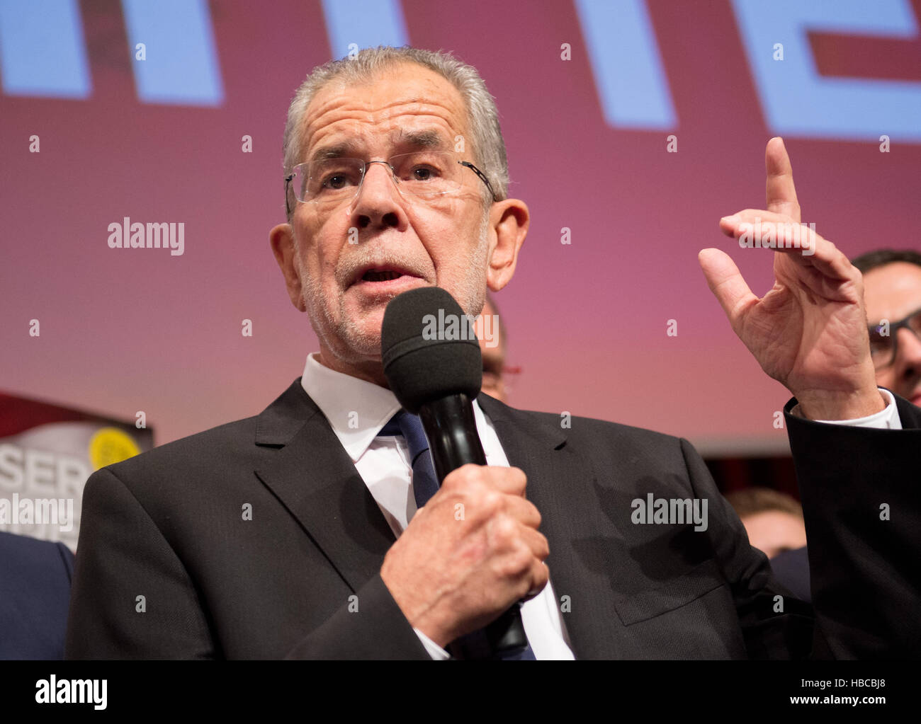 Vienna, Austria. 4° dic, 2016. Il Presidential contender Alexander Van der Bellen, politicamente vicino ai verdi, cheers davanti ai suoi tifosi durante la sua elezione party di Vienna, Austria, 4 dicembre 2016. Secondo i primi conteggi ha vinto le elezioni presidenziali in Austria. Foto: Daniel Reinhardt/dpa/Alamy Live News Foto Stock