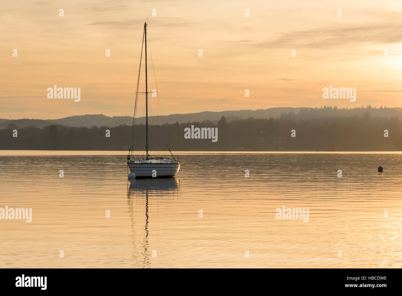 Waterhead sul Lago di Windermere Cumbria, Regno Unito. 5 Dic, 2016. Dopo una fredda giornata di sole al tramonto sul Lago di Windermere scontornamento imbarcazioni da diporto e ormeggi. Dopo una notte di gelo meteo è stato fresco e soleggiato con analoghe previsioni meteo per domani. Credito: Julian Eales/Alamy Live News Foto Stock