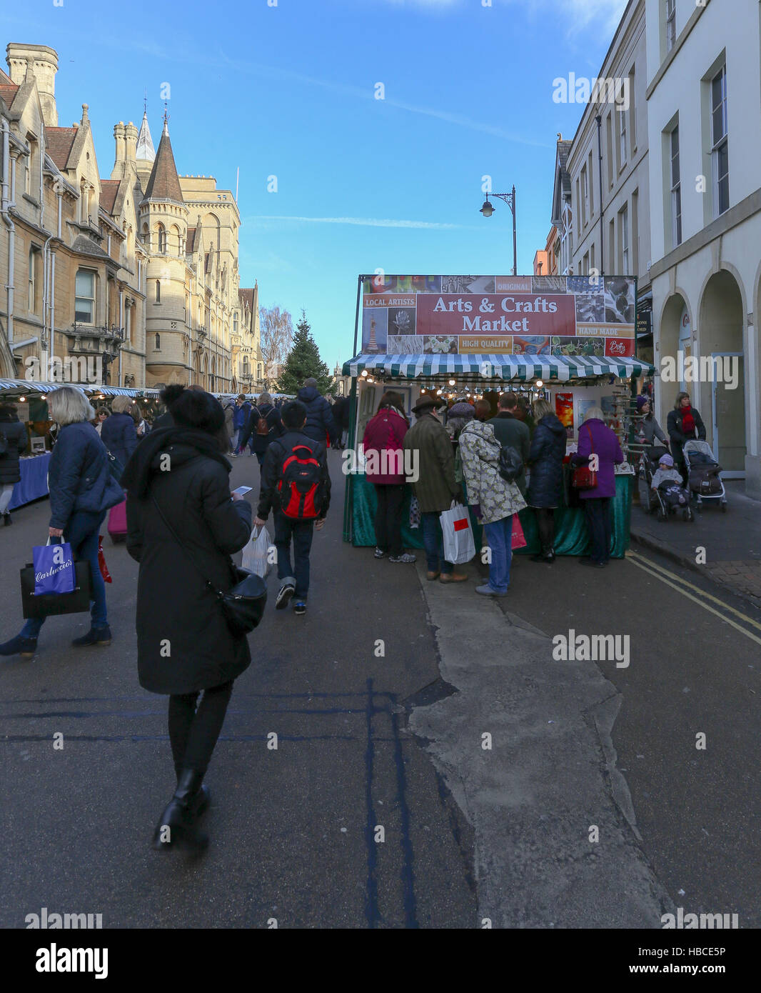 Broad Street, Oxford, Regno Unito, dicembre 04, 2016: mercato arti e mestieri con bancarelle aperte su Broad Street temporaneamente chiuso al traffico, Oxford. Foto Stock