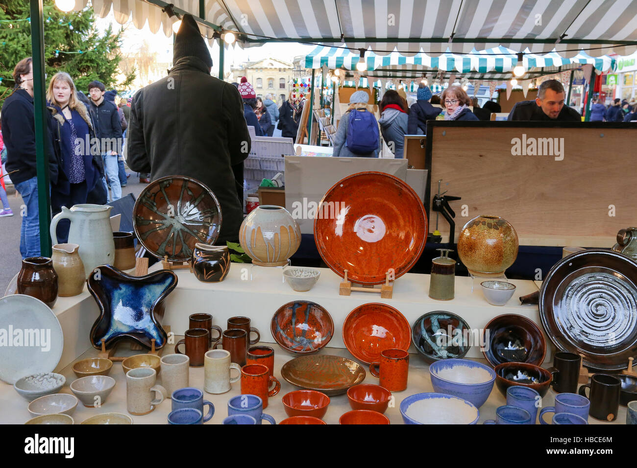 Broad Street, Oxford, Regno Unito, dicembre 04, 2016: mercato arti e mestieri con bancarelle aperte su Broad Street stallo con la ceramica, Oxford. Foto Stock
