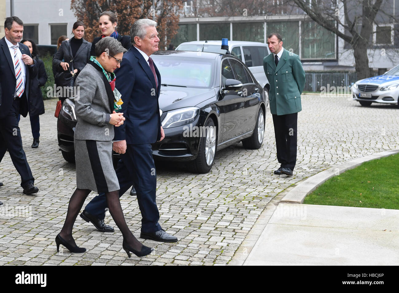 Karlsruhe, Germania. 6 dicembre, 2016. Il Presidente tedesco Joachim Gauck e il presidente del Bundesgerichtshof (BGH, la Corte federale di giustizia), Bettina Limperg, raffigurato al di fuori della Corte federale di giustizia di Karlsruhe in Germania, 6 dicembre 2016. Gauck pagato una visita di lavoro alla Corte federale di giustizia e della procura federale. Foto: Uwe Anspach/dpa/Alamy Live News Foto Stock
