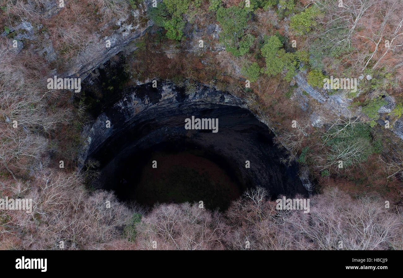 Hanzhong, Cina. 3 dicembre, 2016. Foto scattata a dicembre 3, 2016 mostra la Tianxuan gigantesca dolina carsica in Zhenba contea di Hanzhong City, a nord-ovest della Cina di Provincia di Shaanxi. Un cluster di gigante inghiottitoi carsici, noto anche come tiankengs, è stato scoperto in Shaanxi.In totale, 49 tiankengs e oltre 50 imbuti di tra 50 e 100 metri di diametro sono stati trovati in oltre 200 km di rilievi carsici cinghia in Hanzhong City. © Tao Ming/Xinhua/Alamy Live News Foto Stock