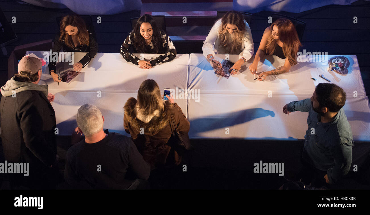 Ruggine, Germania. 4° dic, 2016. British girl band poco Mix firmare autografi all'Europa-Park di Rust, Germania, 4 dicembre 2016. (L-R Jade Thirlwall Amelia, Leigh-Anne Pinnock, Perrie Louise Edwards, Jessica 'Jesy' Louise Nelson) foto: Patrick Seeger/dpa/Alamy Live News Foto Stock