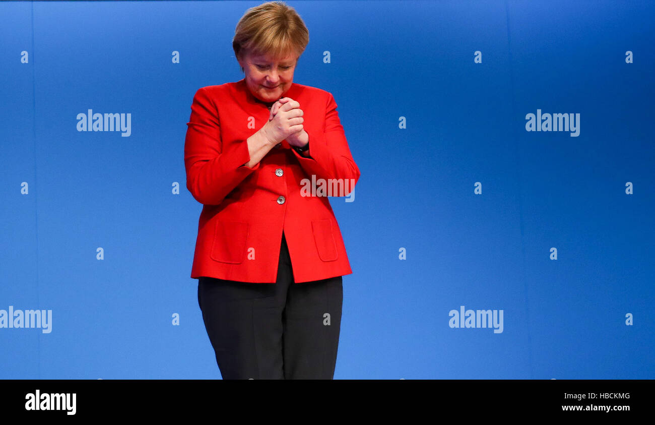 Essen, Germania. 06 Dic, 2016. Il cancelliere tedesco Angela Merkel (CDU) alla convenzione federale della CDU dopo essere stato rieletto come capo del partito di Essen, Germania, 06 dicembre 2016. Foto: Kay Nietfeld/dpa/Alamy Live News Foto Stock