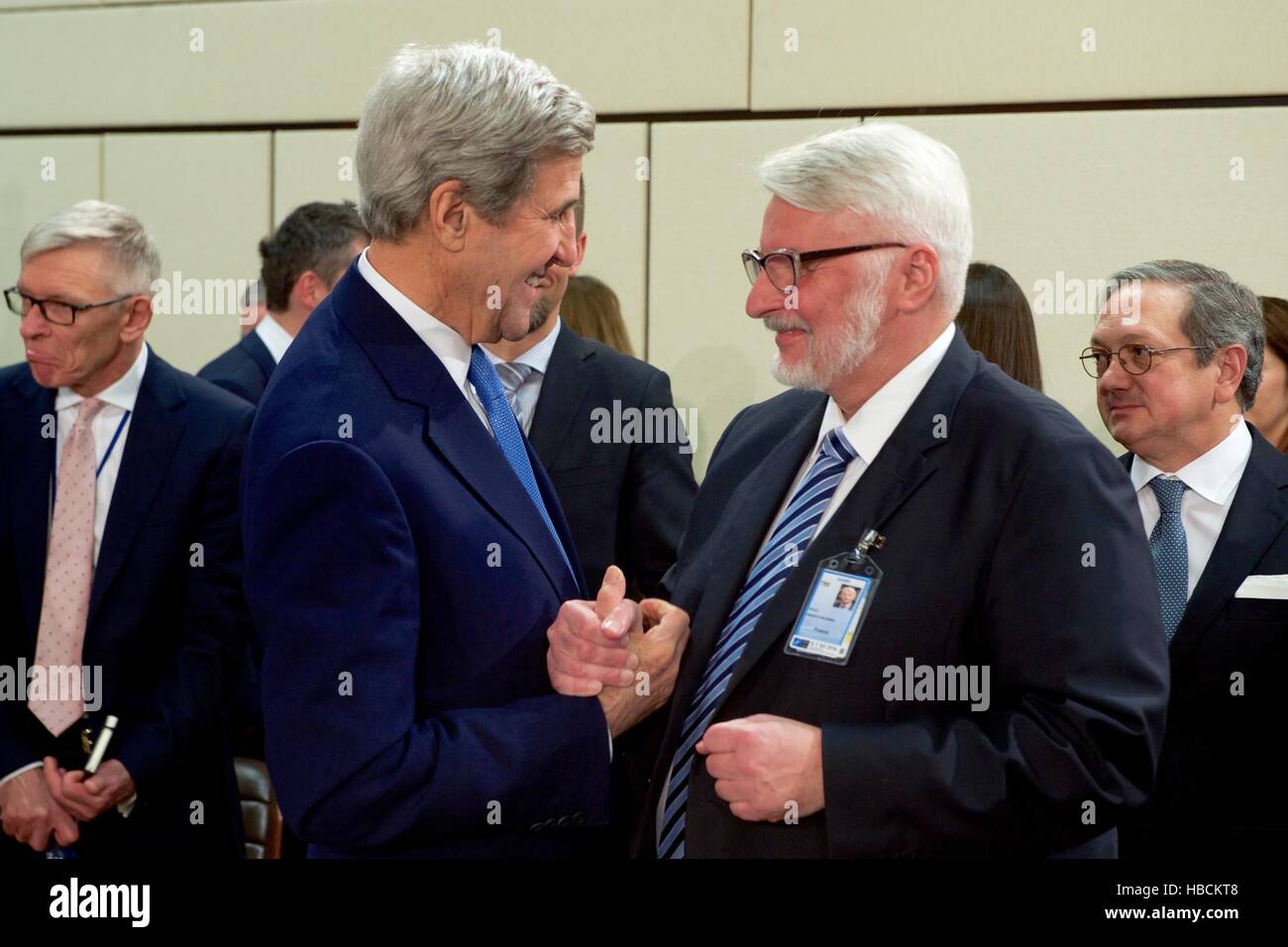 Bruxelles, Belgio. 6 dicembre, 2016. U.S il Segretario di Stato John Kerry scuote le mani con il Ministro degli esteri polacco Witold Wasczykowski prima dell' inizio della NATO della sessione ministeriale del 6 dicembre 2016 a Bruxelles, in Belgio. Credito: Planetpix/Alamy Live News Foto Stock