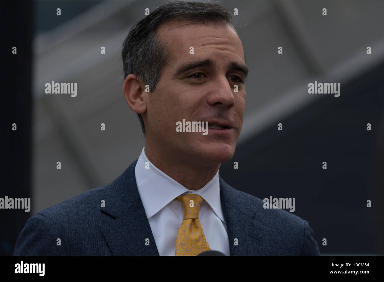 Los Angeles, Stati Uniti d'America. Il 6 dicembre 2016. Los Angeles Sindaco Eric Garcetti parla ai media presso la linea metropolitana rossa dopo Los Angeles Sheriff maggiore sicurezza sulla metropolitana e il sistema ferroviario a Los Angeles dopo una minaccia era chiamato a. Credito: Chester marrone/Alamy Live News Foto Stock