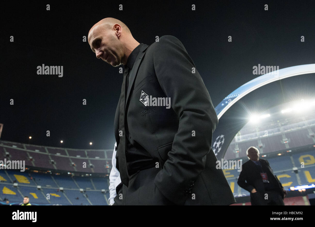 Barcellona, Spagna. 06 Dic, 2016. Moenchengladbach's head coach Andre Schubert ritorna al Locker room dopo l'ispezione iniziale della sede presso il Camp Nou stadium alla UEFA Champions League fase di gruppo partita di calcio tra FC Barcelona e Borussia Moenchengladbach a stadio Camp Nou a Barcellona, Spagna, 06 dicembre 2016. Foto: Bernd Thissen/dpa/Alamy Live News Foto Stock