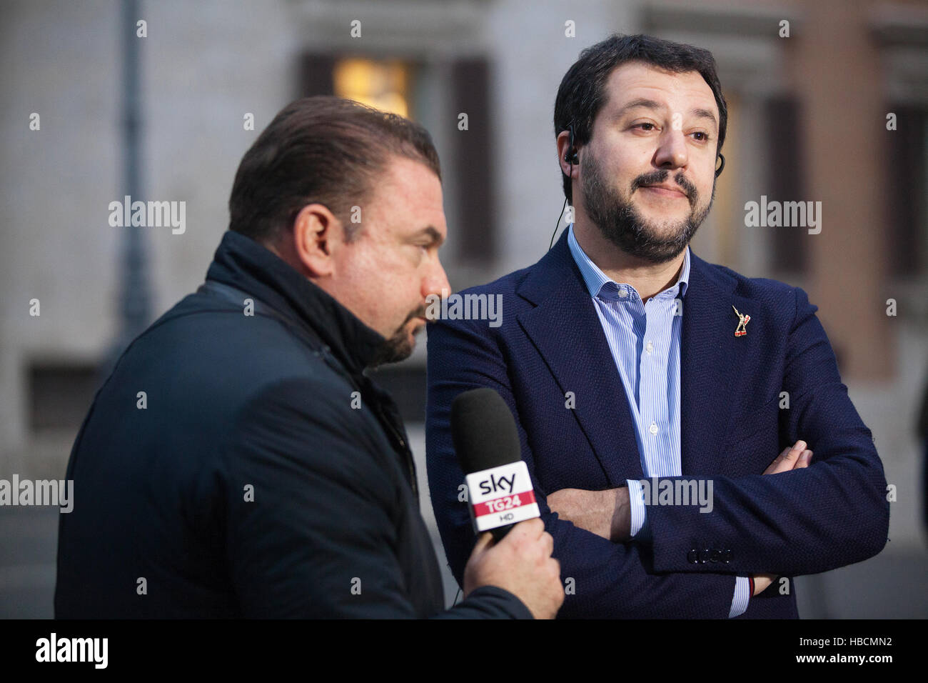 Roma, Italia. Il 6 dicembre 2016. Matteo Salvini, capo della Lega italiana, parla durante una intervista televisiva Foto Stock