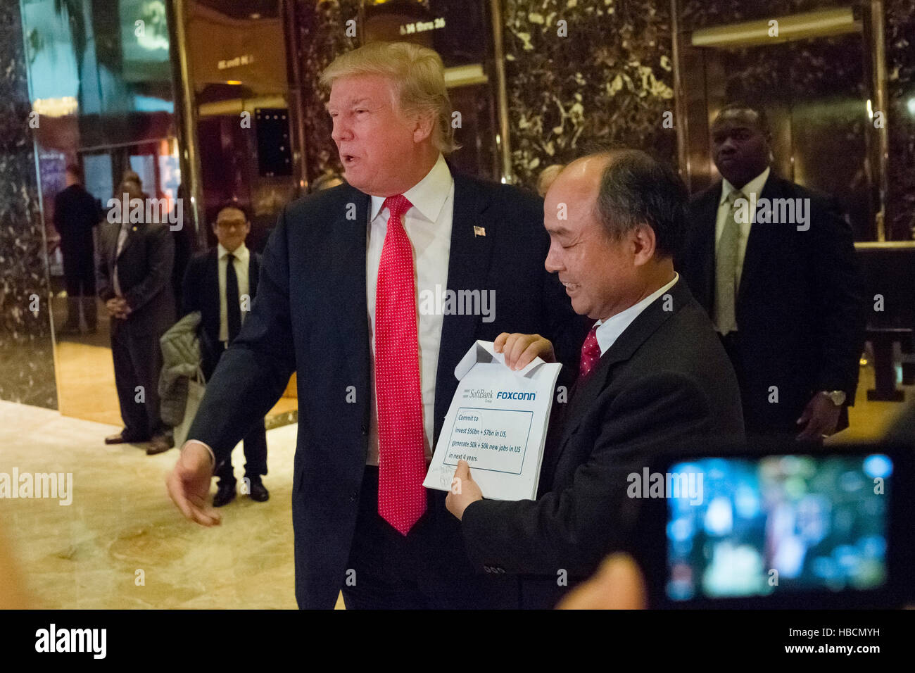 New York, Stati Uniti d'America. 6 dicembre, 2016. A seguito di un incontro tra i due, Stati Uniti presidente-eletto Donald Trump, sinistra e figlio Masayoshi, CEO e fondatore di SoftBank, destra, parlare con la stampa nella lobby di Trump Tower a New York New York, Stati Uniti d'America. Credito: MediaPunch Inc/Alamy Live News Foto Stock