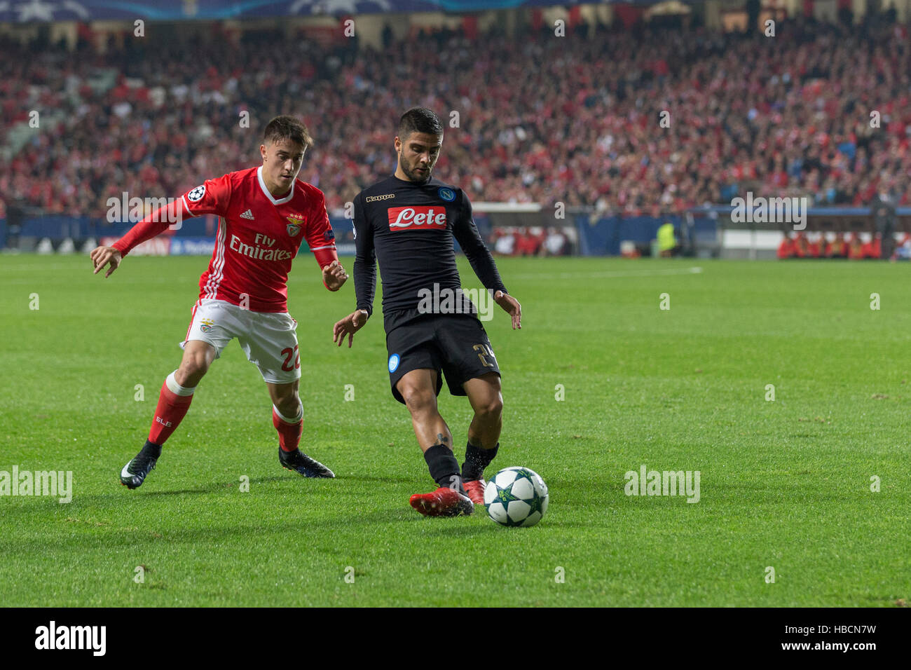 Lisbona, Portogallo. 6 dicembre, 2016. Napoli di avanti da Italia Lorenzo Insigne (24) durante il gioco della UEFA Champions League, gruppo B, SL Benfica vs SSC Napoli Credito: Alexandre de Sousa/Alamy Live News Foto Stock