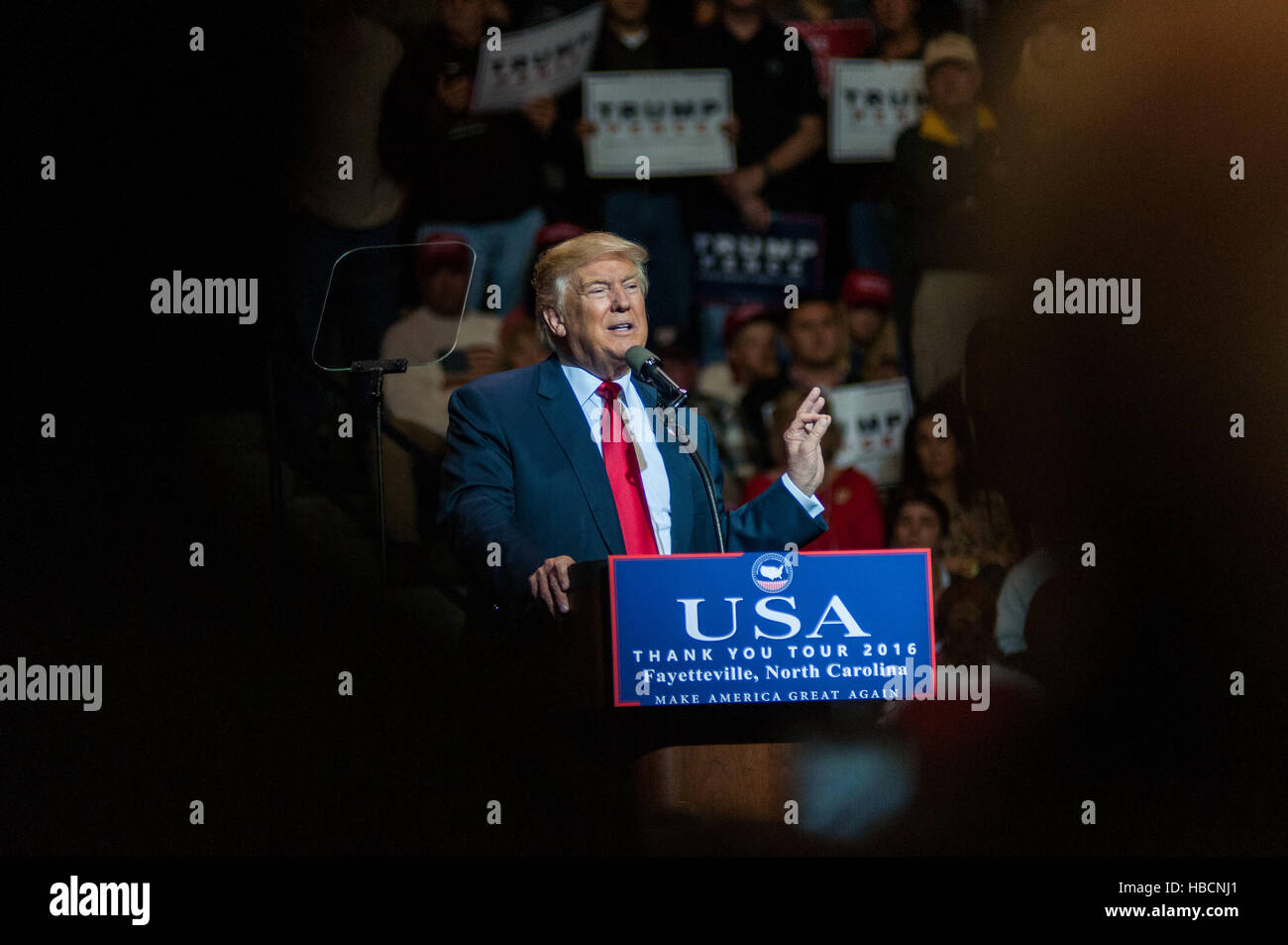 Fayetteville, North Carolina, USA. 6 dicembre, 2016. Stati Uniti President-Elect TRUMP risolve la folla presso il Crown Coliseum come parte del suo " grazie " Tour. Essa è stata la sua prima visita torna a Fayetteville dopo aver vinto le elezioni presidenziali di novembre. Credito: Timothy L. Hale/ZUMA filo/Alamy Live News Foto Stock