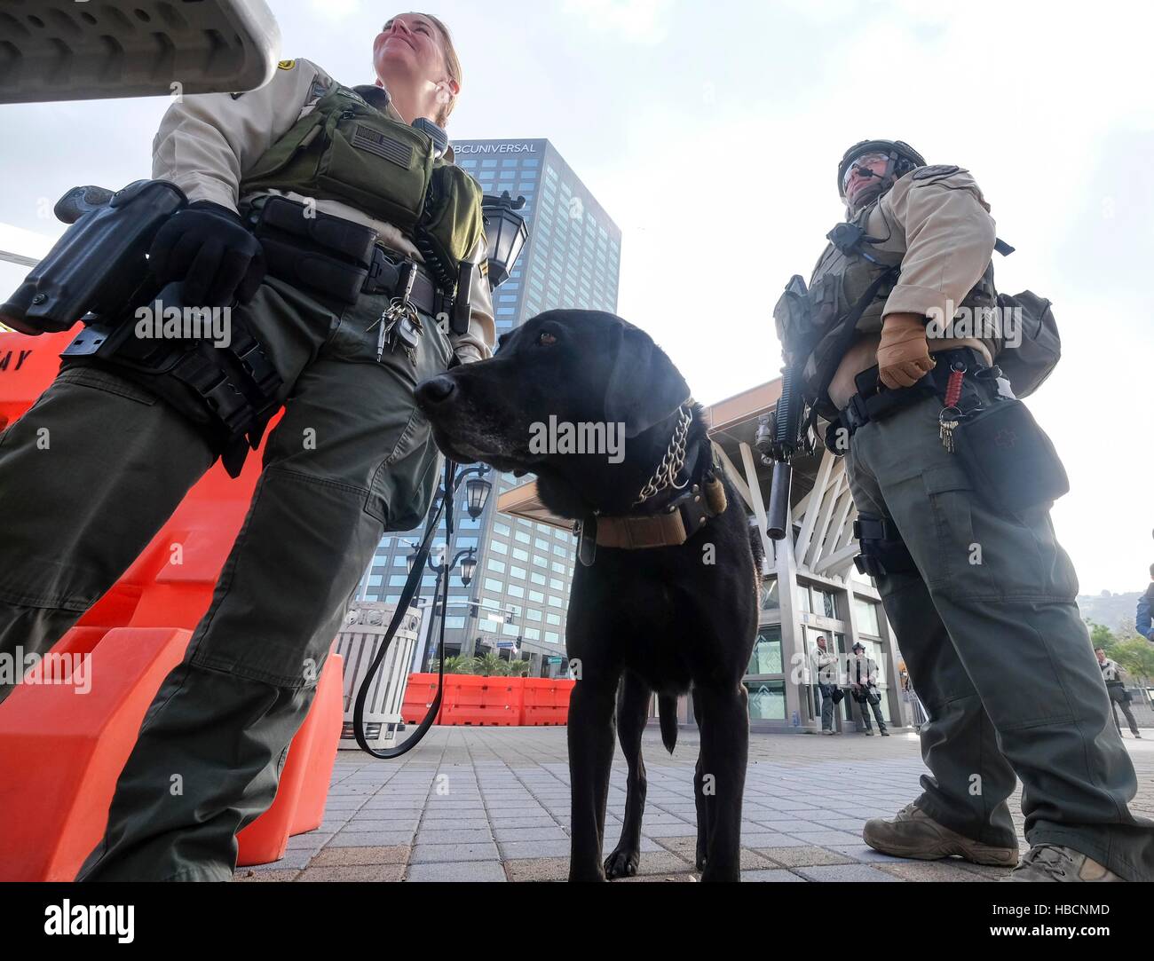 Los Angeles, Stati Uniti d'America. 6 dicembre, 2016. Ufficiali di polizia di guardia alla città universale la stazione della metropolitana di Los Angeles, Stati Uniti, 6 dicembre 2016. FBI, Los Angeles il dipartimento di polizia (LAPD) e sceriffo del dipartimento hanno detto i funzionari hanno ricevuto una chiamata su un imminente ma uncorroborated minaccia contro la metropolitana linea rossa in città universale il lunedì. La minaccia proveniva da oltremare attraverso un anonimo telefonata a un pubblico linea di sicurezza. © Zhao Hanrong/Xinhua/Alamy Live News Foto Stock