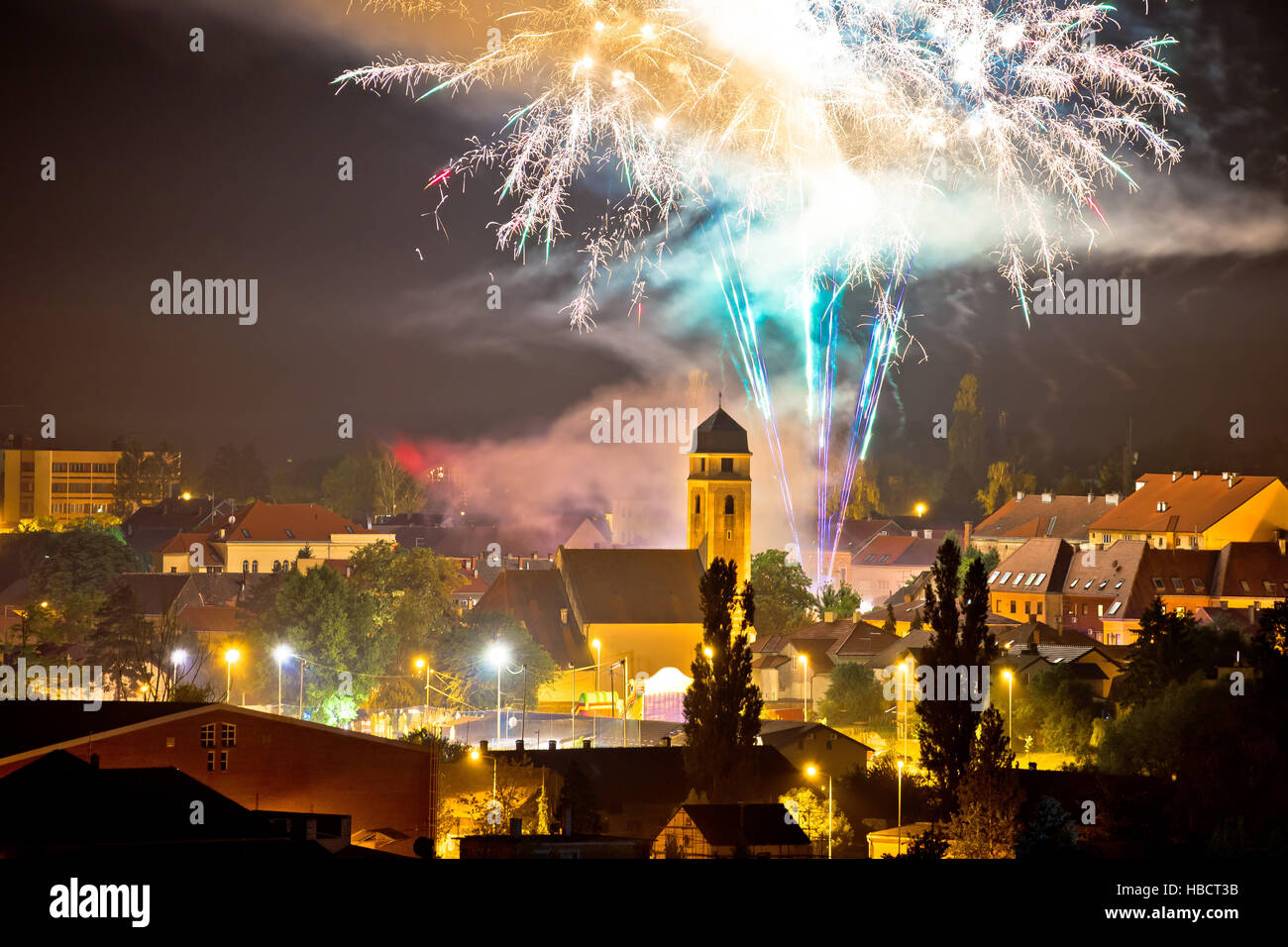 Città di Krizevci fuochi d'artificio vista serale Foto Stock