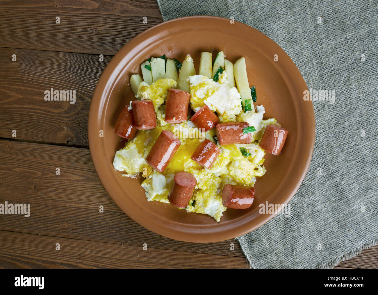 Huevos rotos con chistorra Foto Stock