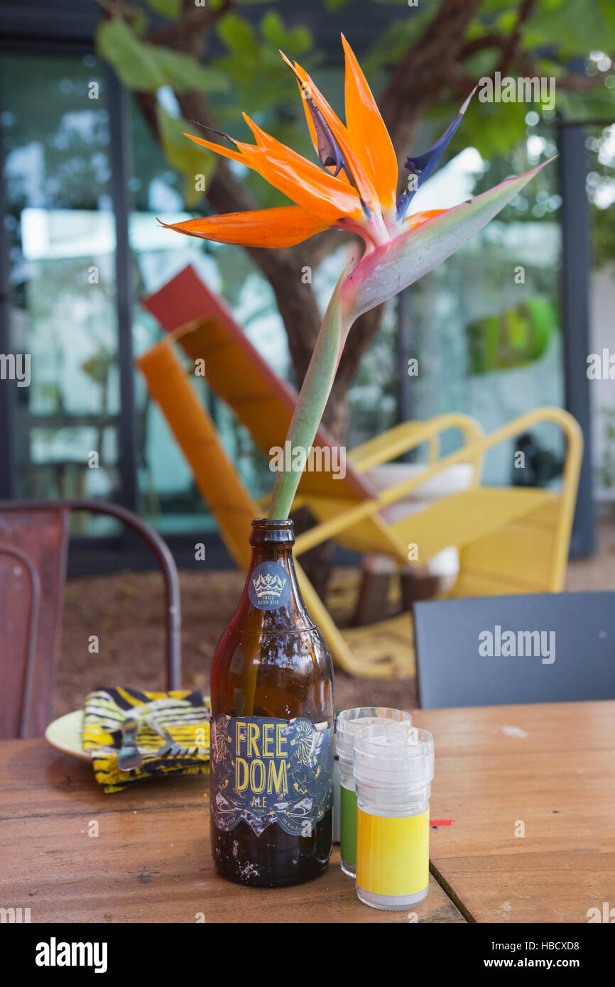 Libertà cafe a Concierge Boutique Bungalows, dettaglio della messa in tavola con birra artigianale in bottiglia, Durban, KwaZulu-Natal, Sud Africa Foto Stock
