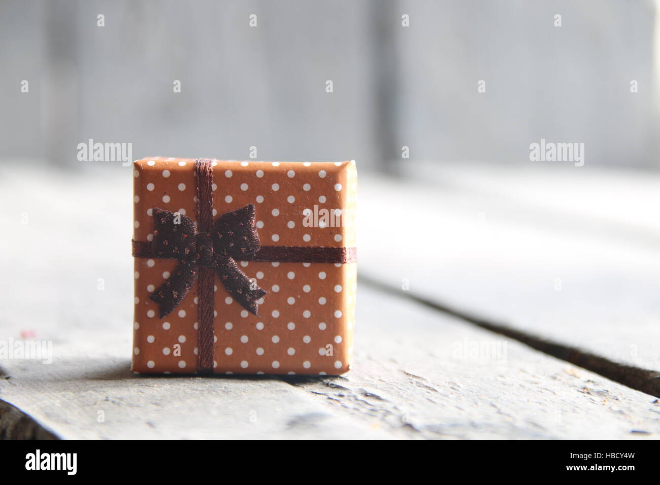 Brown box regalo con nastro Foto Stock