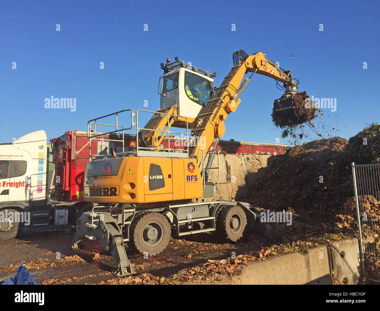 Riciclaggio rifiuti verdi in Berkshire, Inghilterra, utilizzando un Liebherr LH 22 movimentatore di materiali. Foto Tony Gale Foto Stock