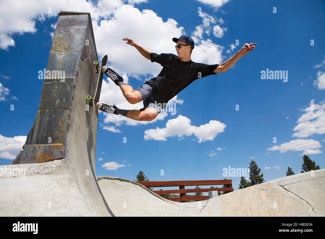 Giovane uomo skateboarding in skate park, rampa di Mammoth Lakes, CALIFORNIA, STATI UNITI D'AMERICA Foto Stock