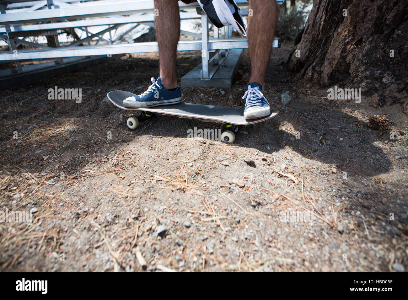 Gambe e piedi del guidatore di skateboard maschio presso la sede dello stadio Foto Stock
