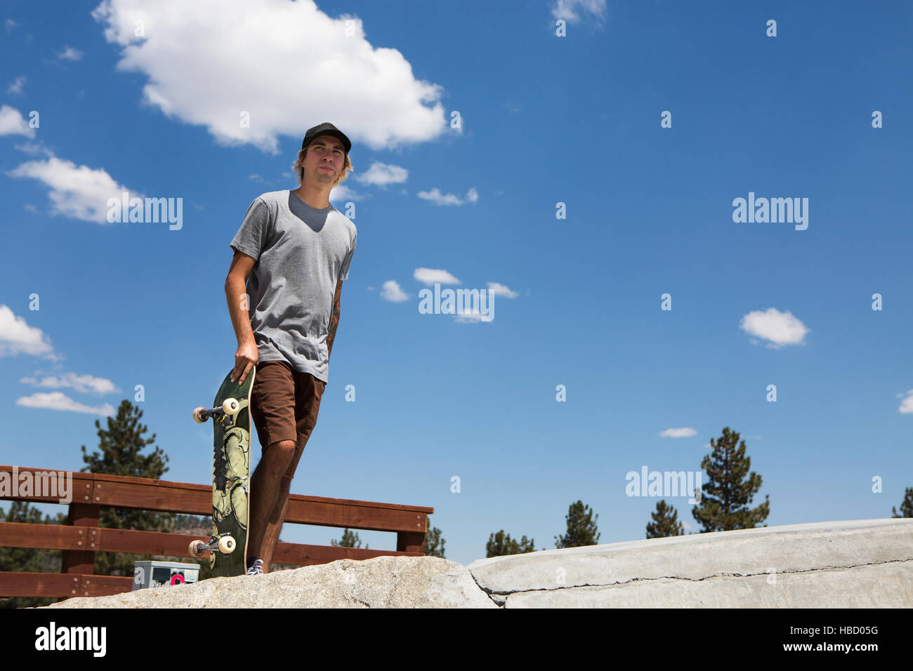 Giovane maschio guidatore di skateboard in skate park, Mammoth Lakes, CALIFORNIA, STATI UNITI D'AMERICA Foto Stock
