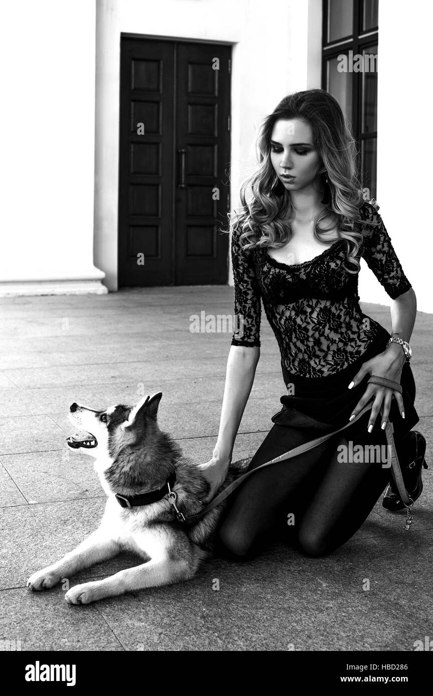 Ragazza nel parco con un cane Husky. La ragazza con il siberian husky. Deliziosa bambina gioca con un Siberian Husky. Ragazza camminare con un cane da caccia - TH Foto Stock