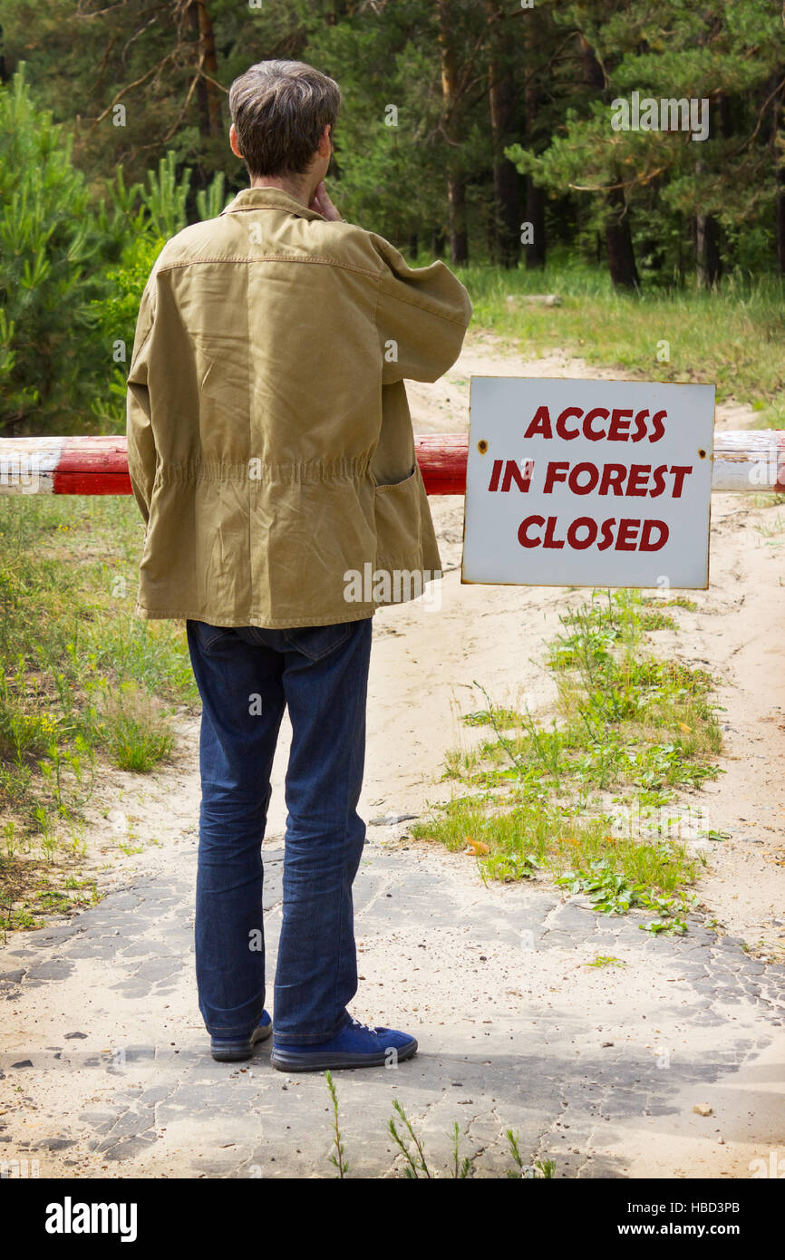 Giovane uomo legge il divieto di iscrizione Foto Stock