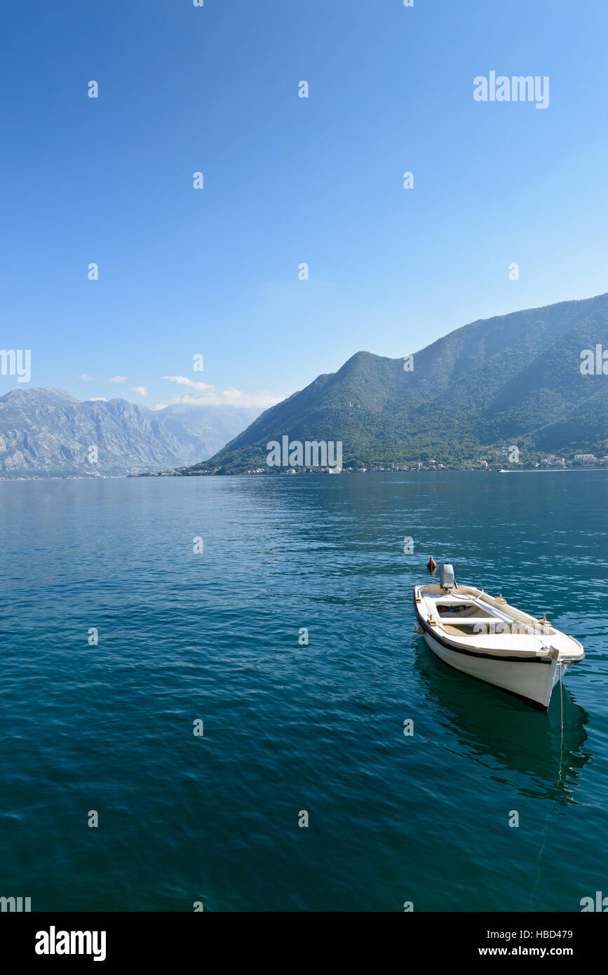 Singolo battello a liscia la superficie del mare vicino a Perast, Kotor Bay, Montenegro Foto Stock