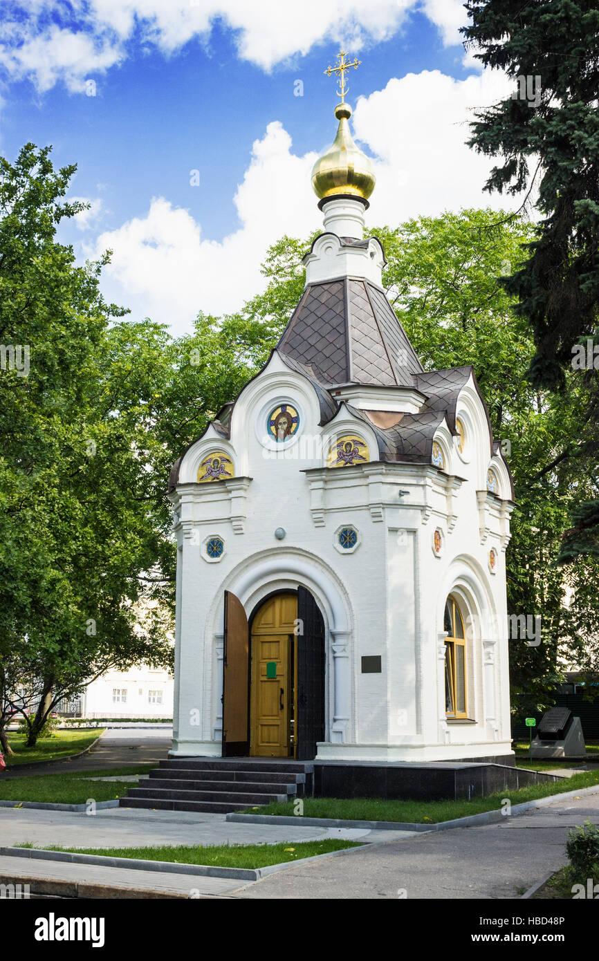 Piccola cappella ortodossa in estate park. La Russia Foto Stock