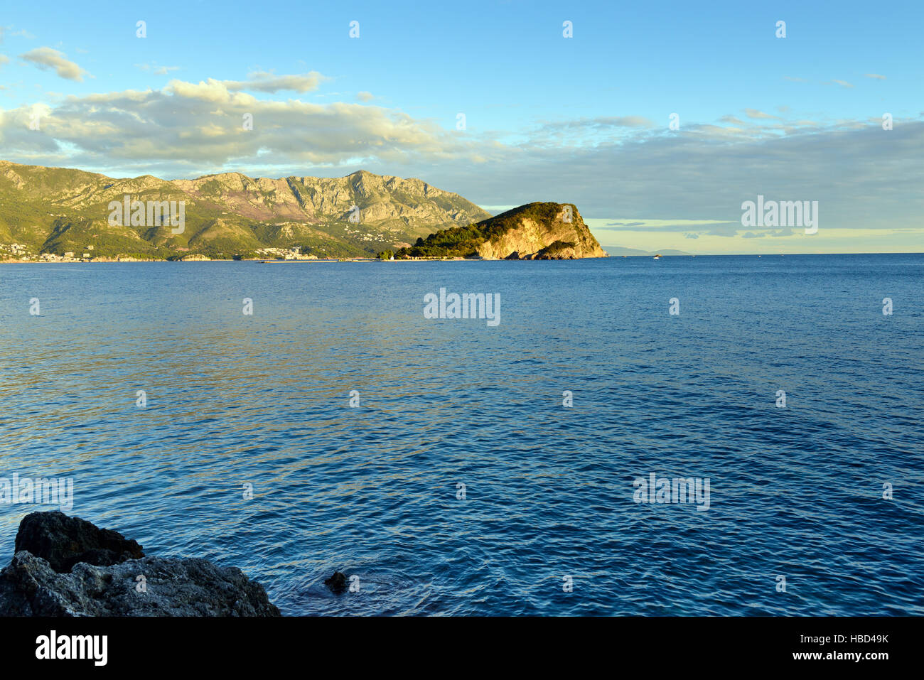 La baia di Budva, Montenegro, l'Europa. La luce del tramonto Foto Stock