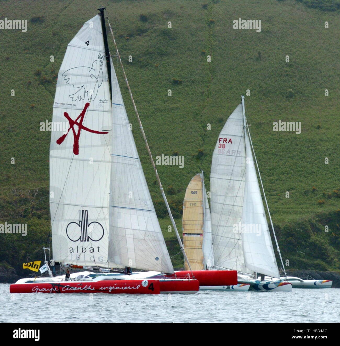 AJAXNETPHOTO. 29 maggio, 2005. PLYMOUTH in Inghilterra. - Mulini di FARADAY OSTAR 2005 - multiscafi all inizio dell odierna gara OFF PLYMOUTH. Foto:TONY CARNEY/Acme/AJAX REF:OSTAR04 Foto Stock