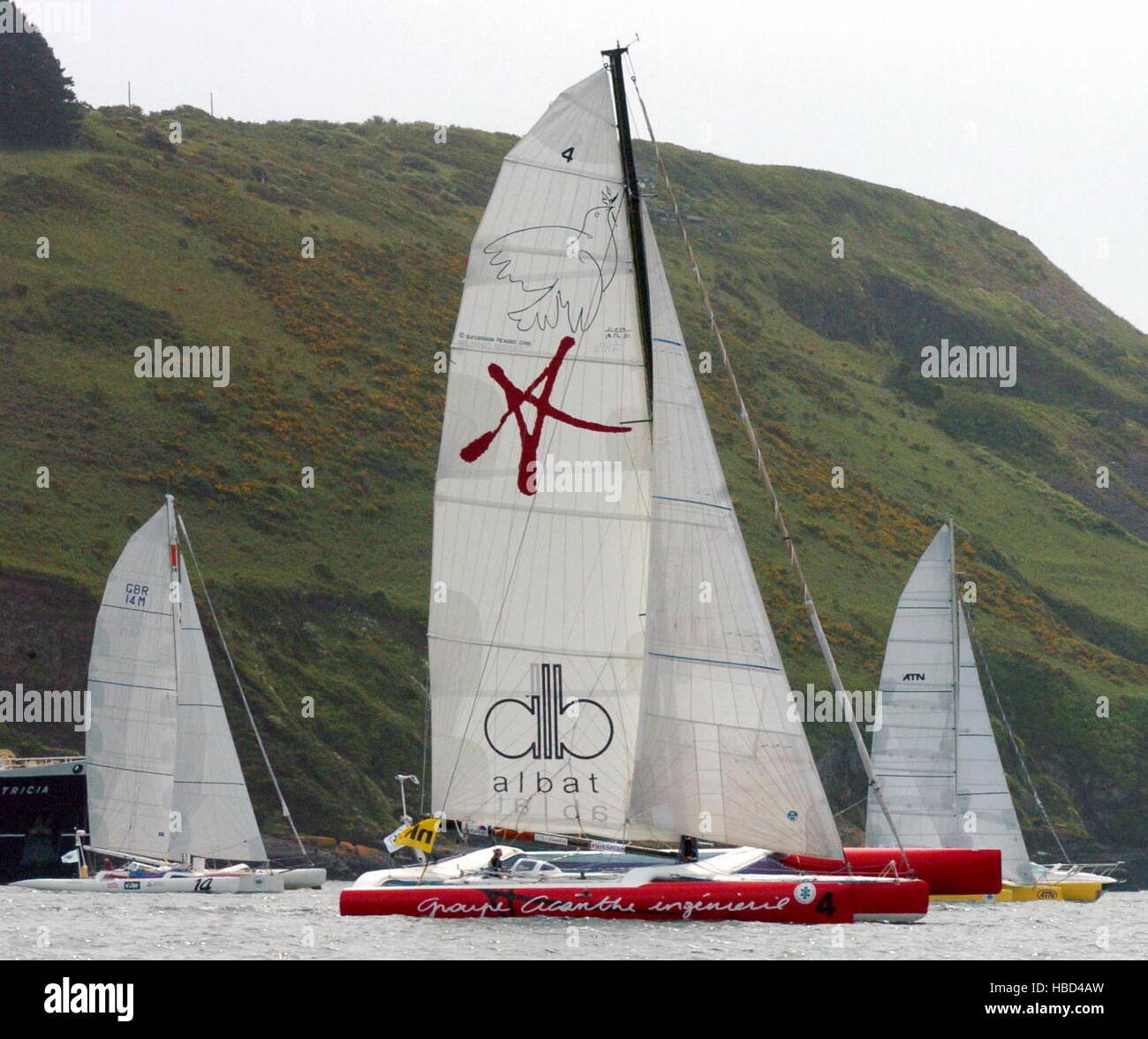 AJAXNETPHOTO. 29 maggio, 2005. PLYMOUTH in Inghilterra. - Mulini di FARADAY OSTAR 2005 - multiscafi all inizio dell odierna gara OFF PLYMOUTH. Foto:TONY CARNEY/Acme/AJAX REF:OSTAR04 Foto Stock