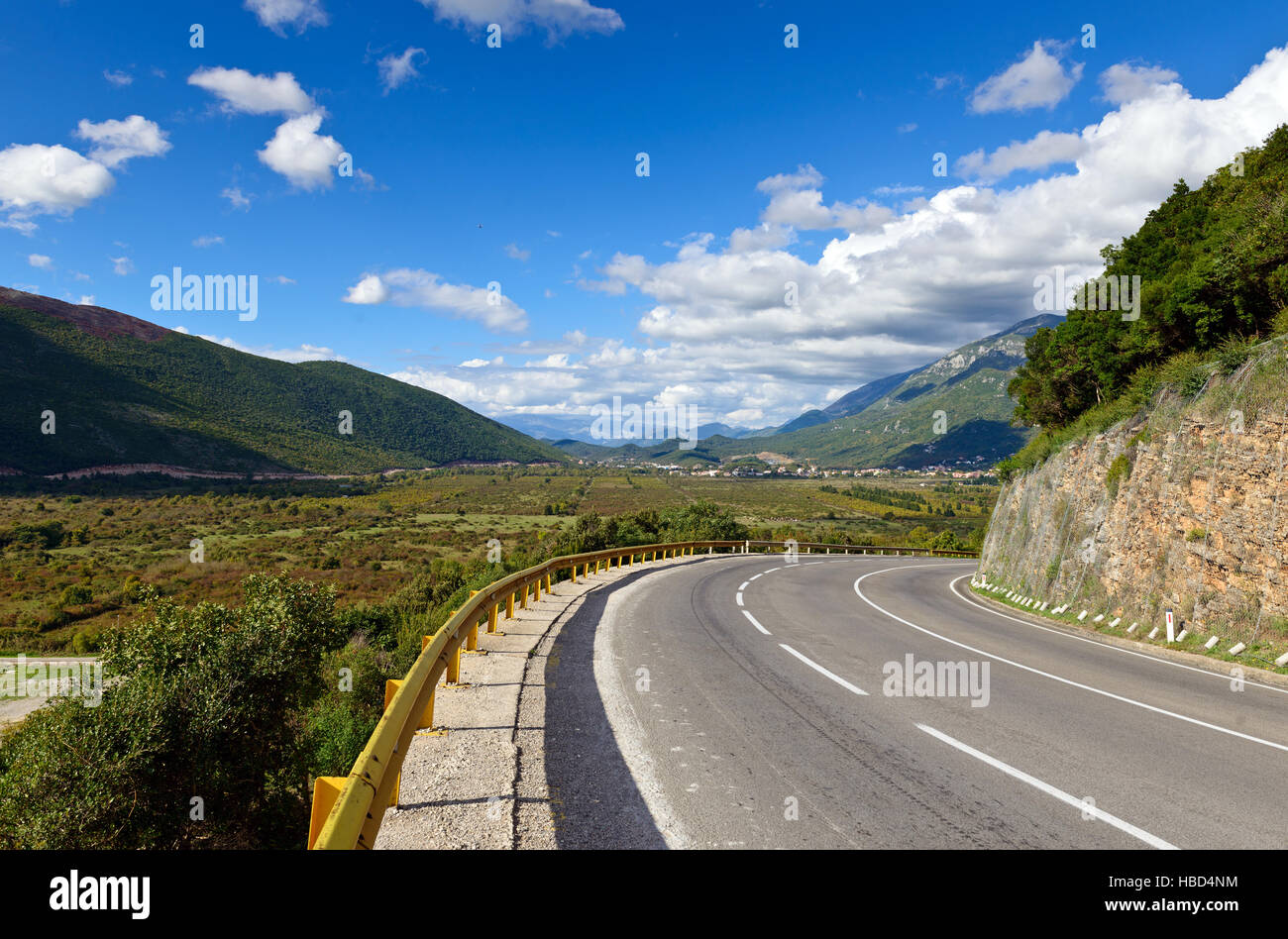 L'autostrada Adriatica nei pressi di Jaz Beach, Budva, Montenegro, Europa Foto Stock