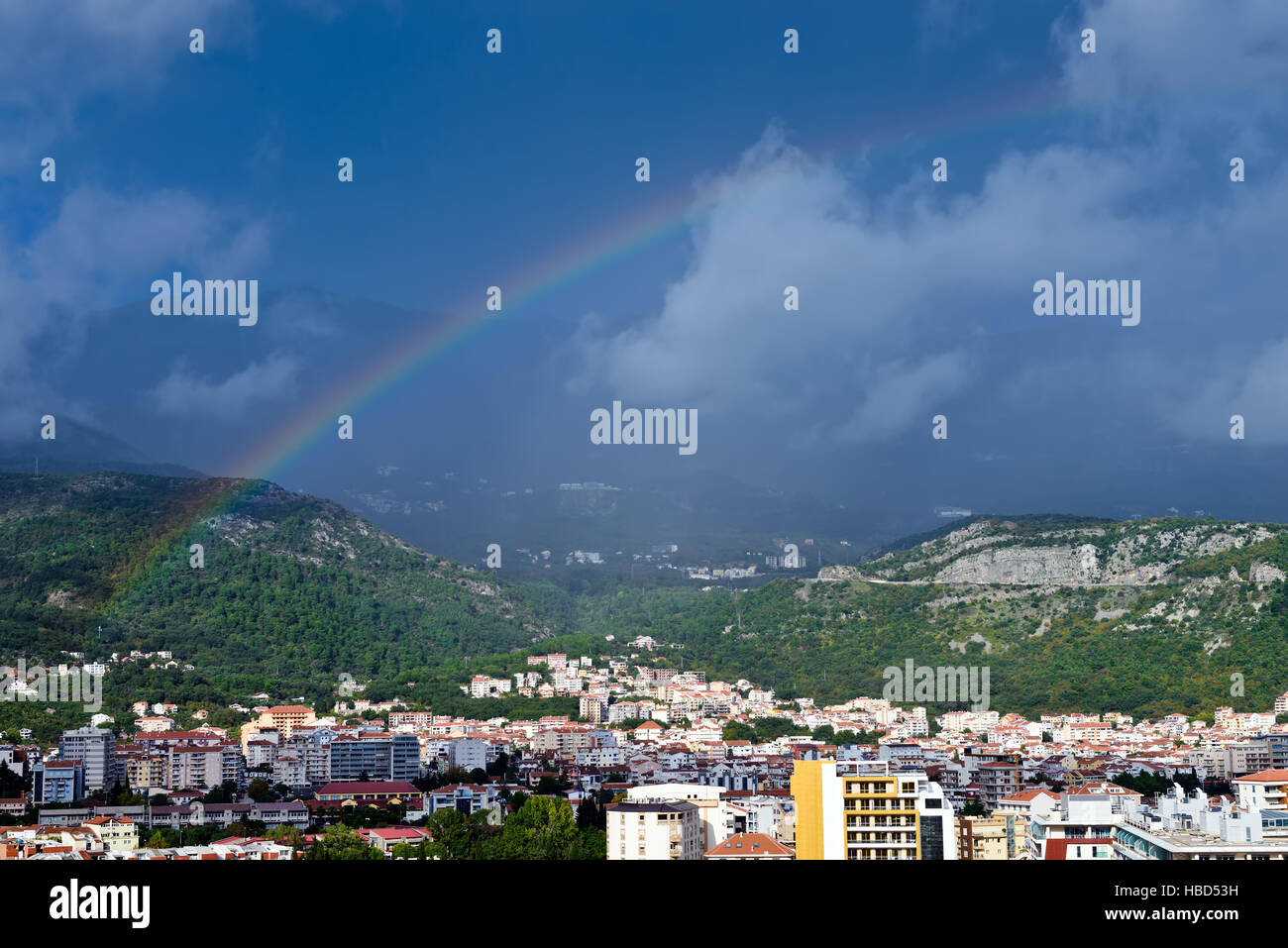 Rainbow sotto, Budva Montenegro, Europa, paesaggio mediterraneo Foto Stock